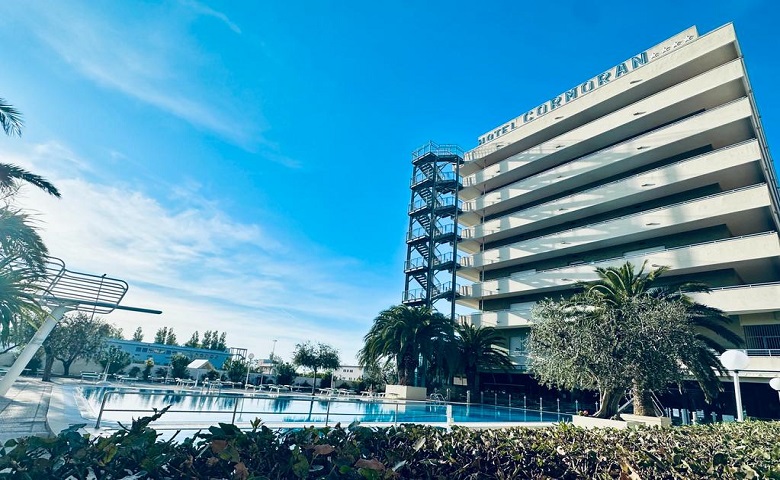Juni-Angebot in Cattolica: 4-Sterne-Hotel direkt am Meer mit Pools, Parkplatz, Fitnessraum und Tennisplatz.