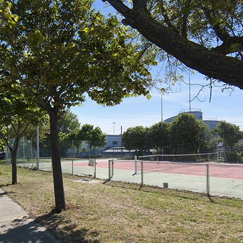 Campo da tennis e giardino